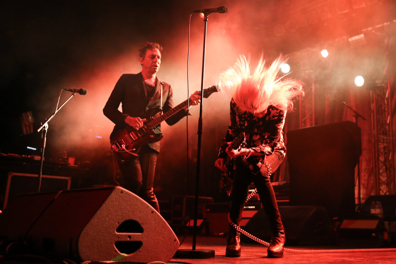 Sechs Jahre nach dem letzten Gig des Duos in der Hansestadt begeistern Alison Mosshart und Jamie Hince die fast ausverkaufte Location. – The Kills.