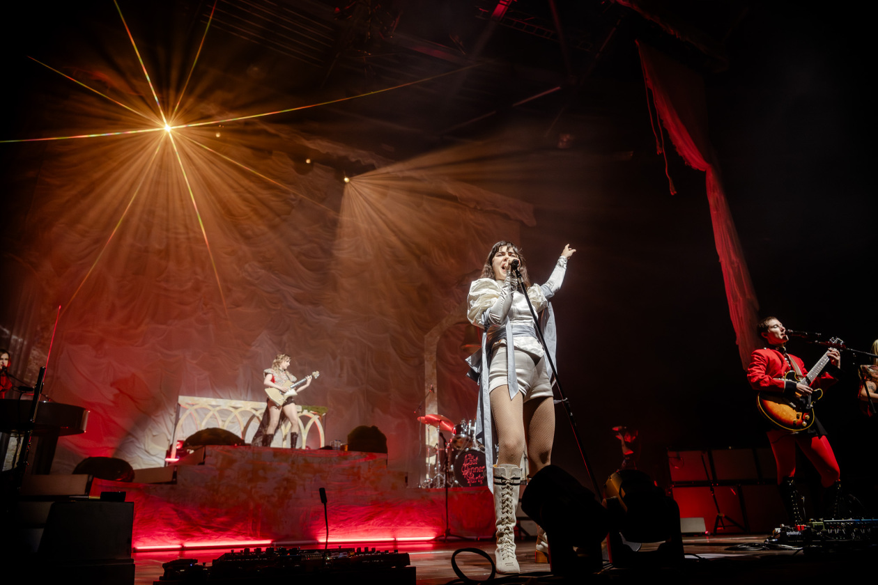 Das Karrierebarometer zeigt nach oben: Das Indie-Quintett (plus Drjmmer) aus London. – The Last Dinner Party.