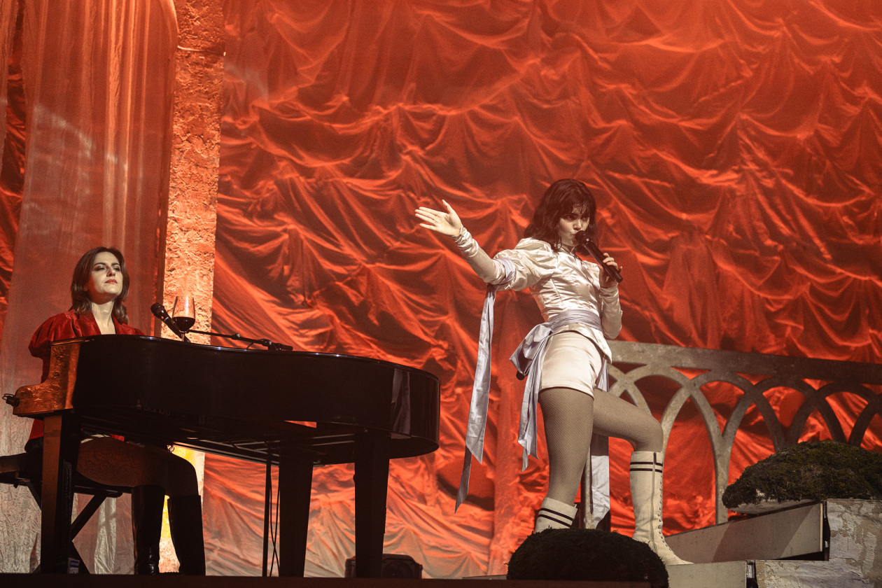 Das Karrierebarometer zeigt nach oben: Das Indie-Quintett (plus Drjmmer) aus London. – The Last Dinner Party.