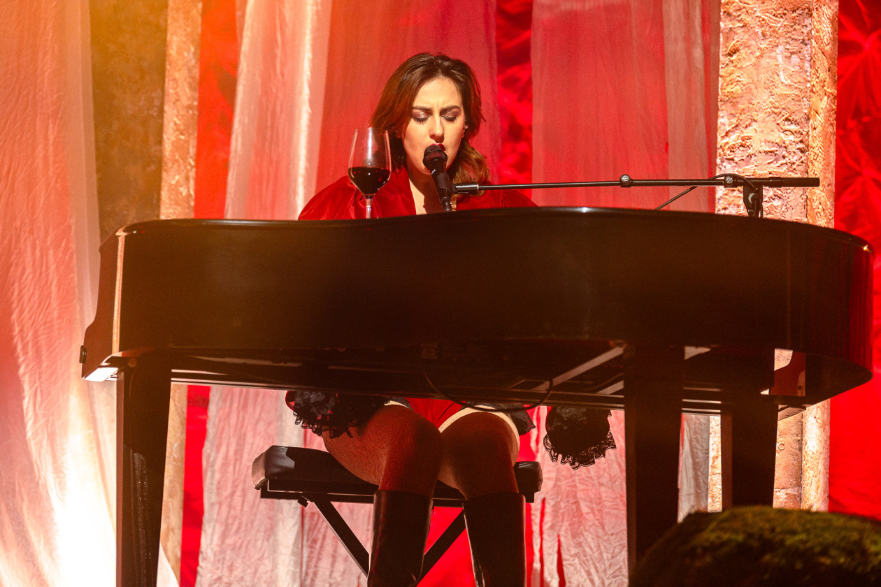 The Last Dinner Party – Das Karrierebarometer zeigt nach oben: Das Indie-Quintett (plus Drjmmer) aus London. – Aurora Nishevci.