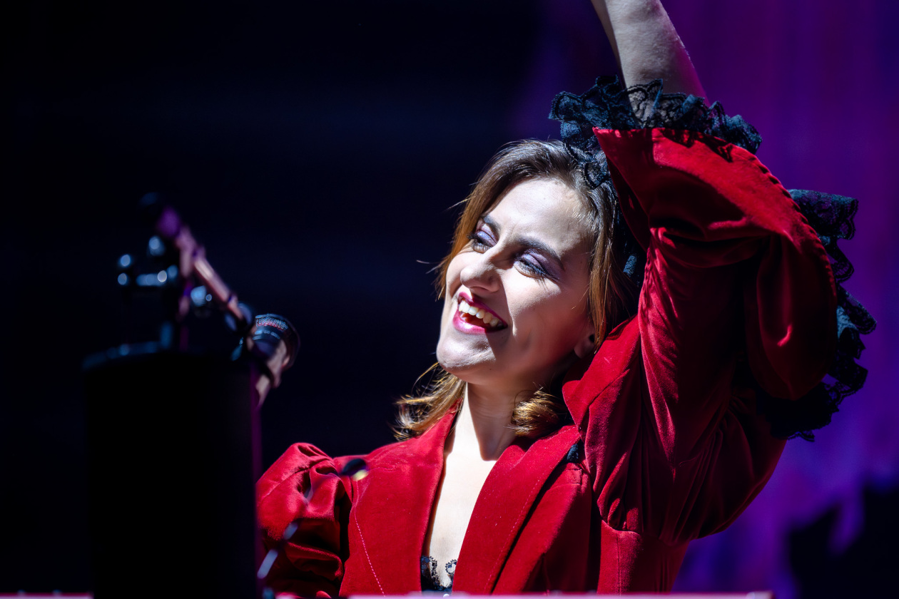 The Last Dinner Party – Das Karrierebarometer zeigt nach oben: Das Indie-Quintett (plus Drjmmer) aus London. – Aurora Nishevci.