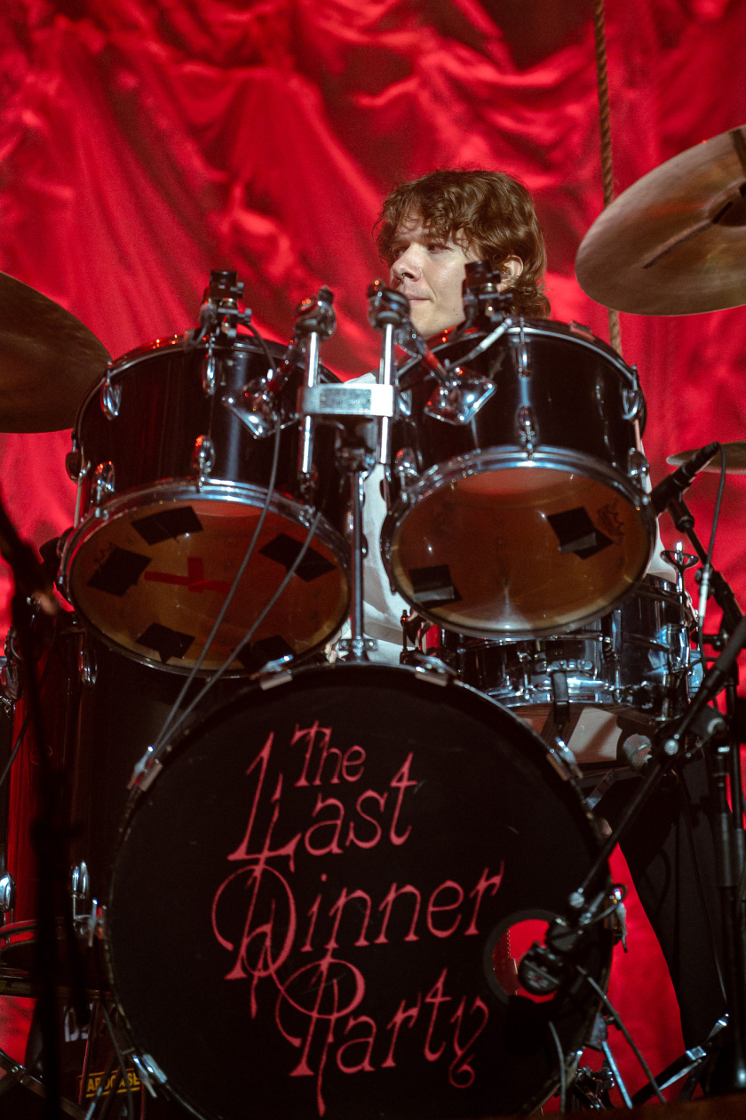 The Last Dinner Party – Das Karrierebarometer zeigt nach oben: Das Indie-Quintett (plus Drjmmer) aus London. – Drummer Casper Miles.