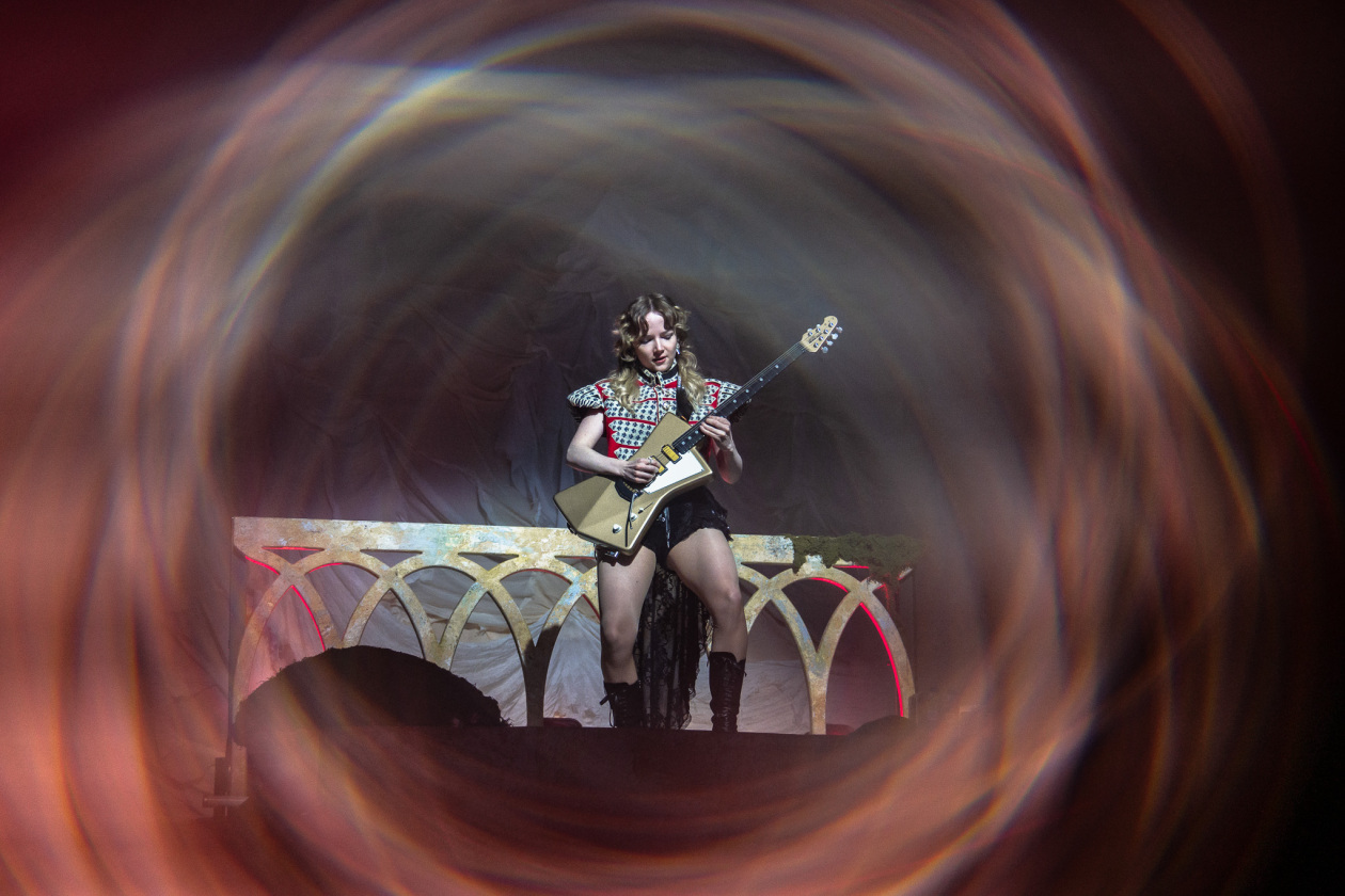 The Last Dinner Party – Das Karrierebarometer zeigt nach oben: Das Indie-Quintett (plus Drjmmer) aus London. – Emily Roberts.