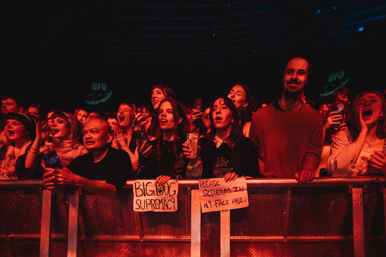 The Last Dinner Party – Das Karrierebarometer zeigt nach oben: Das Indie-Quintett (plus Drjmmer) aus London. – Fans.