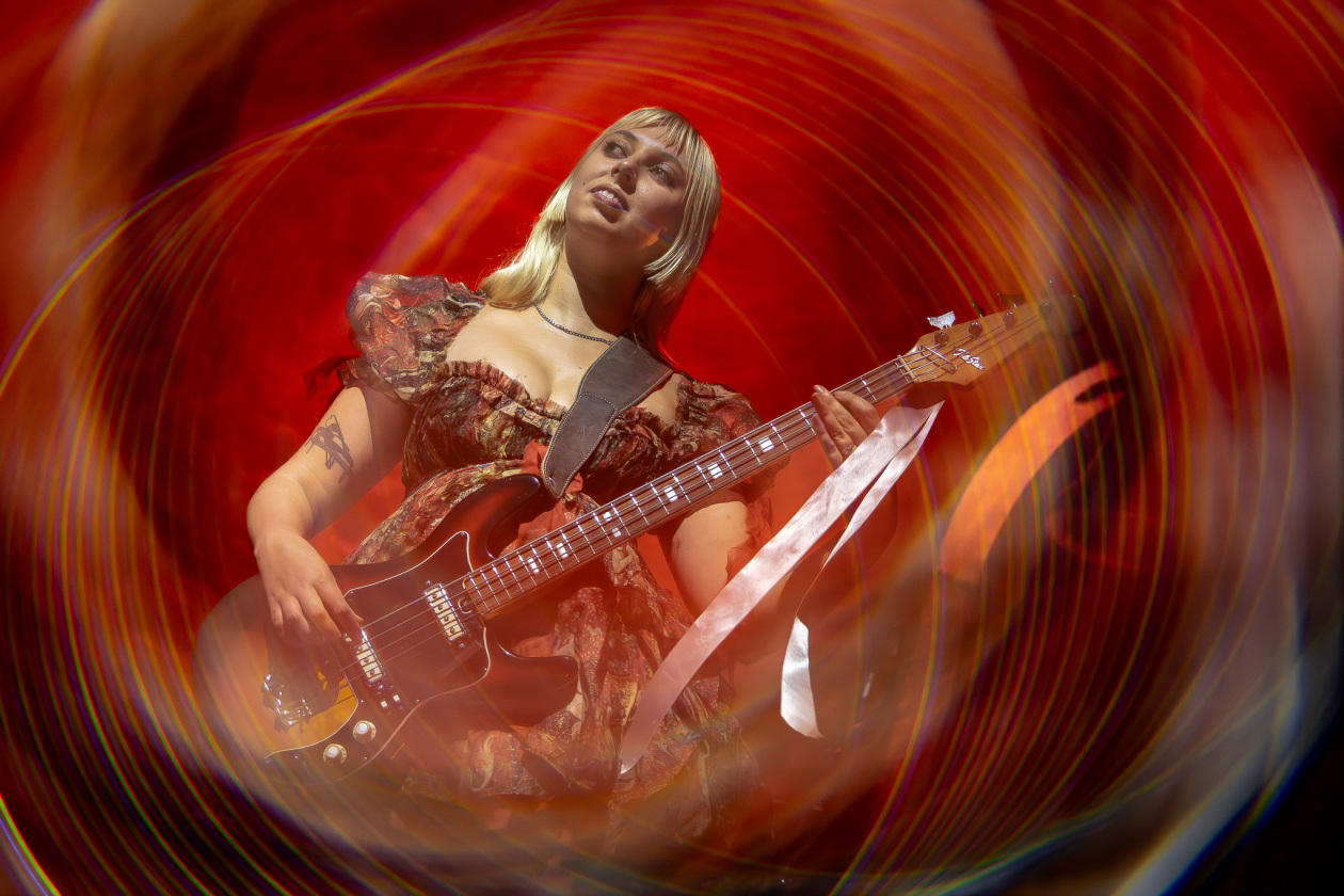 The Last Dinner Party – Das Karrierebarometer zeigt nach oben: Das Indie-Quintett (plus Drjmmer) aus London. – Georgia Davies.