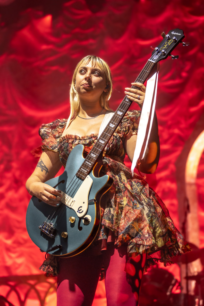 The Last Dinner Party – Das Karrierebarometer zeigt nach oben: Das Indie-Quintett (plus Drjmmer) aus London. – Georgia Davies.