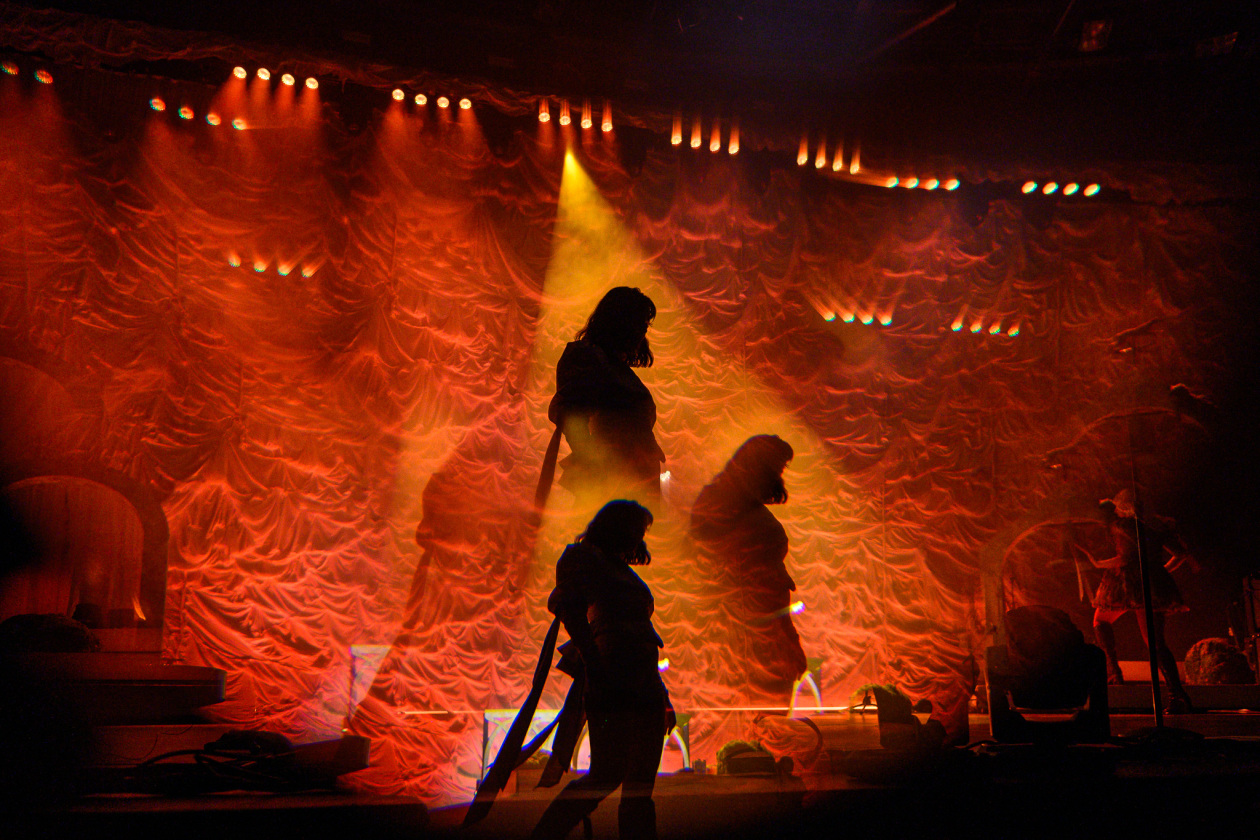 The Last Dinner Party – Das Karrierebarometer zeigt nach oben: Das Indie-Quintett (plus Drjmmer) aus London. – In Berlin.