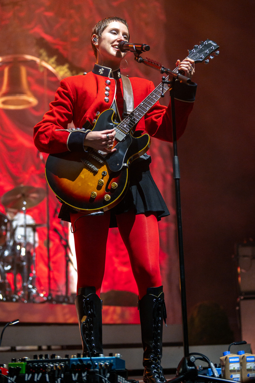 The Last Dinner Party – Das Karrierebarometer zeigt nach oben: Das Indie-Quintett (plus Drjmmer) aus London. – Lizzie Mayland.