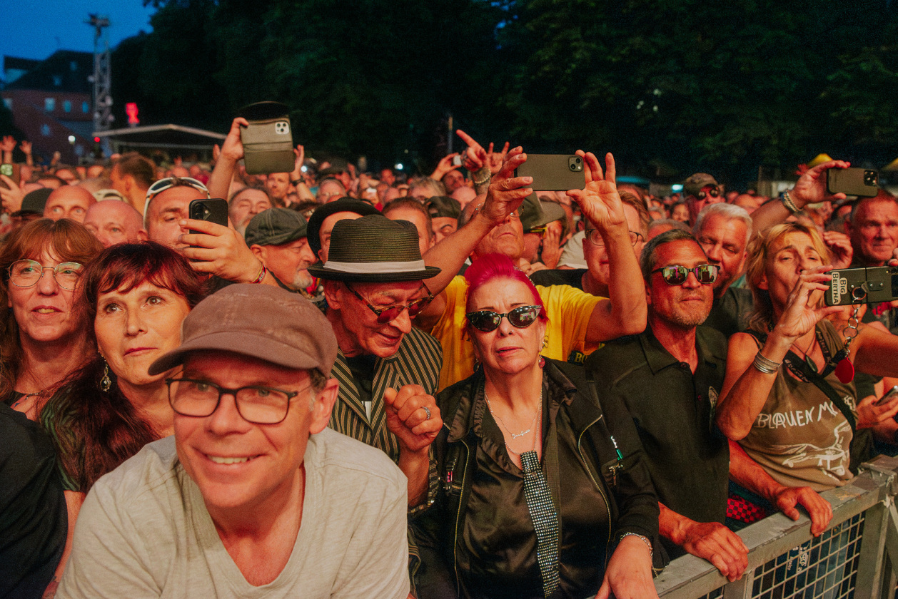 The Sex Pistols – Die Ur-Punks zerlegen mit Frank Carter am Mikrofon die Zitadelle der Hauptstadt. – Fans.
