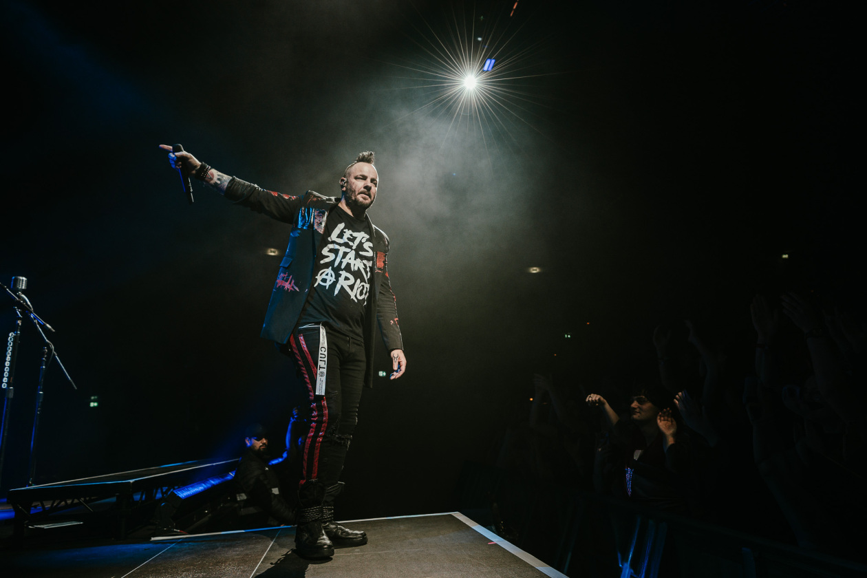 Three Days Grace – Die kanadischen Alternativerock/Metal-Pioniere vor proppenvollem Haus. – Adam Gontier.