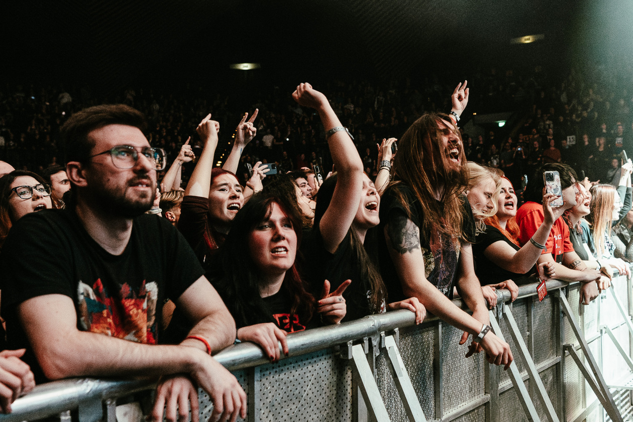 Three Days Grace – Die kanadischen Alternativerock/Metal-Pioniere vor proppenvollem Haus. – Fans.