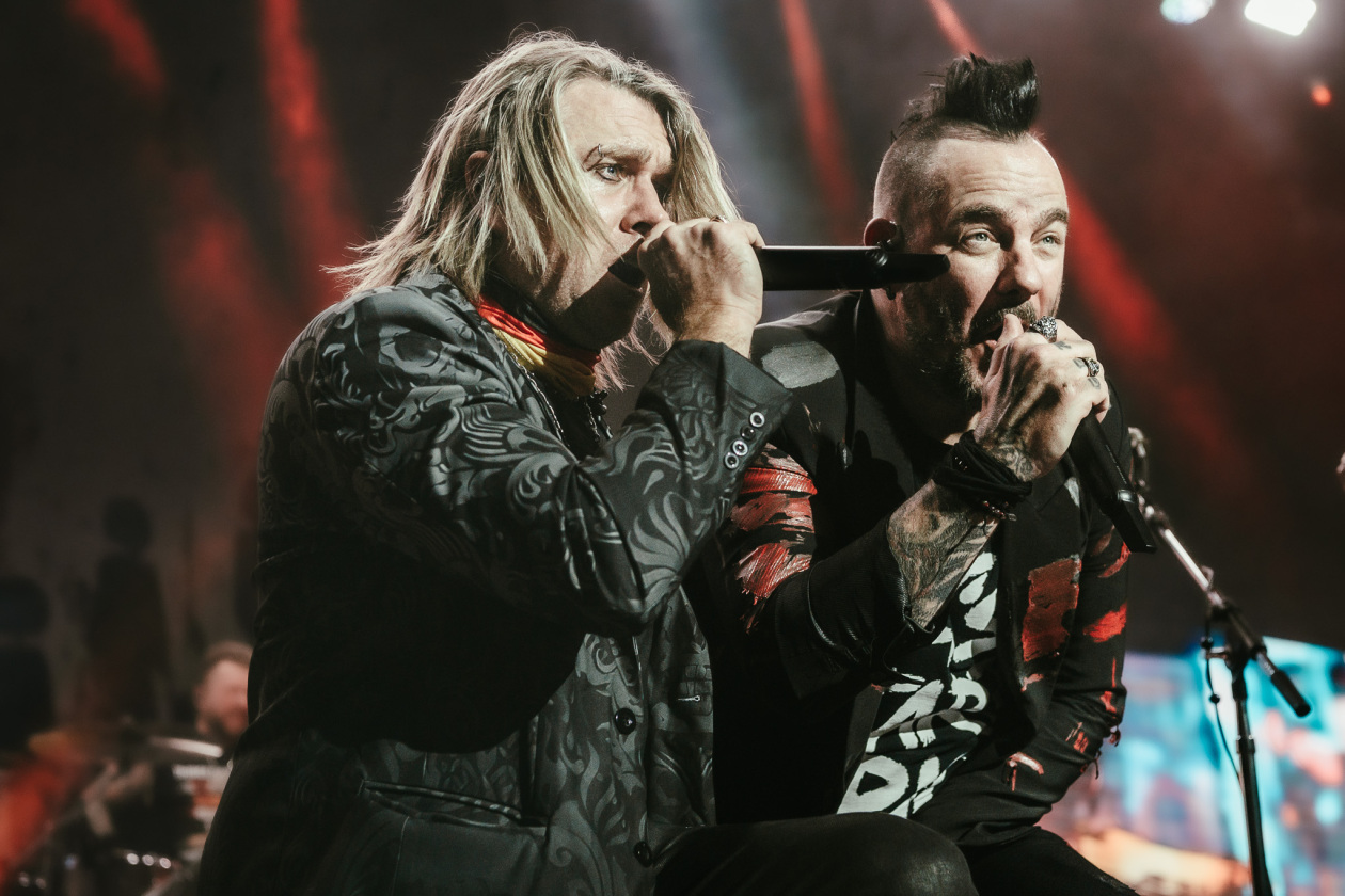 Three Days Grace – Die kanadischen Alternativerock/Metal-Pioniere vor proppenvollem Haus. – Matt Walst und Adam Gontier.