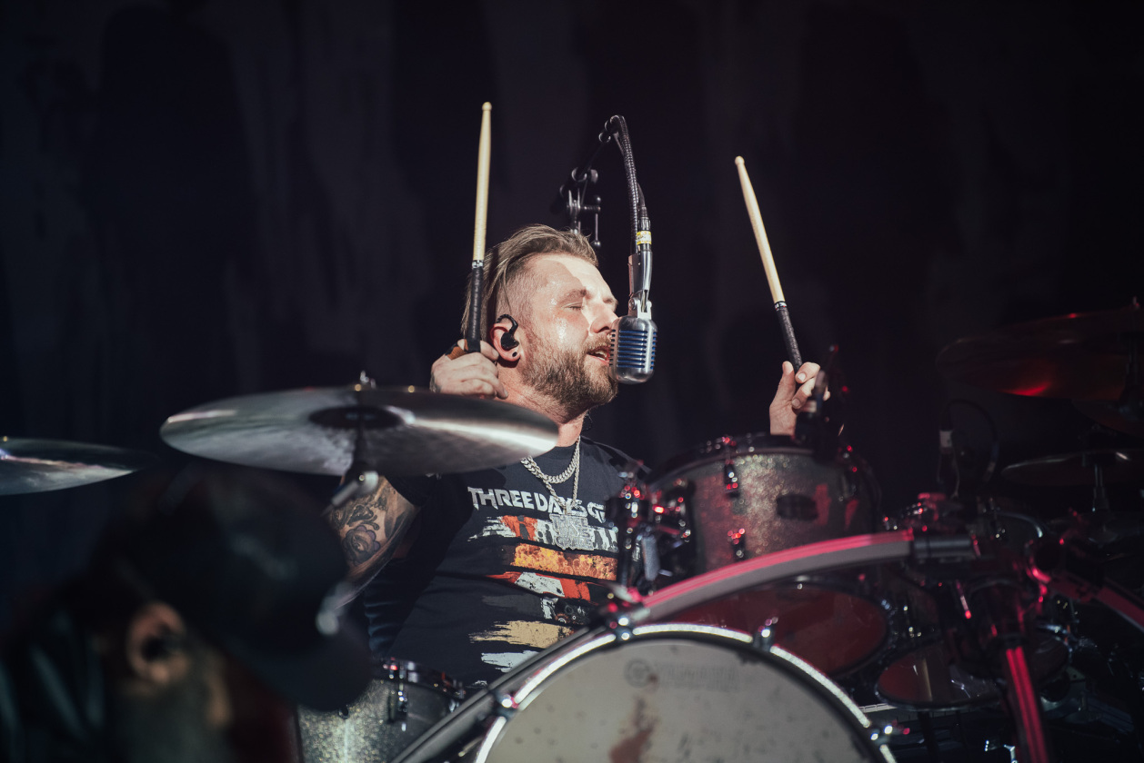 Three Days Grace – Die kanadischen Alternativerock/Metal-Pioniere vor proppenvollem Haus. – Neil Sanderson.