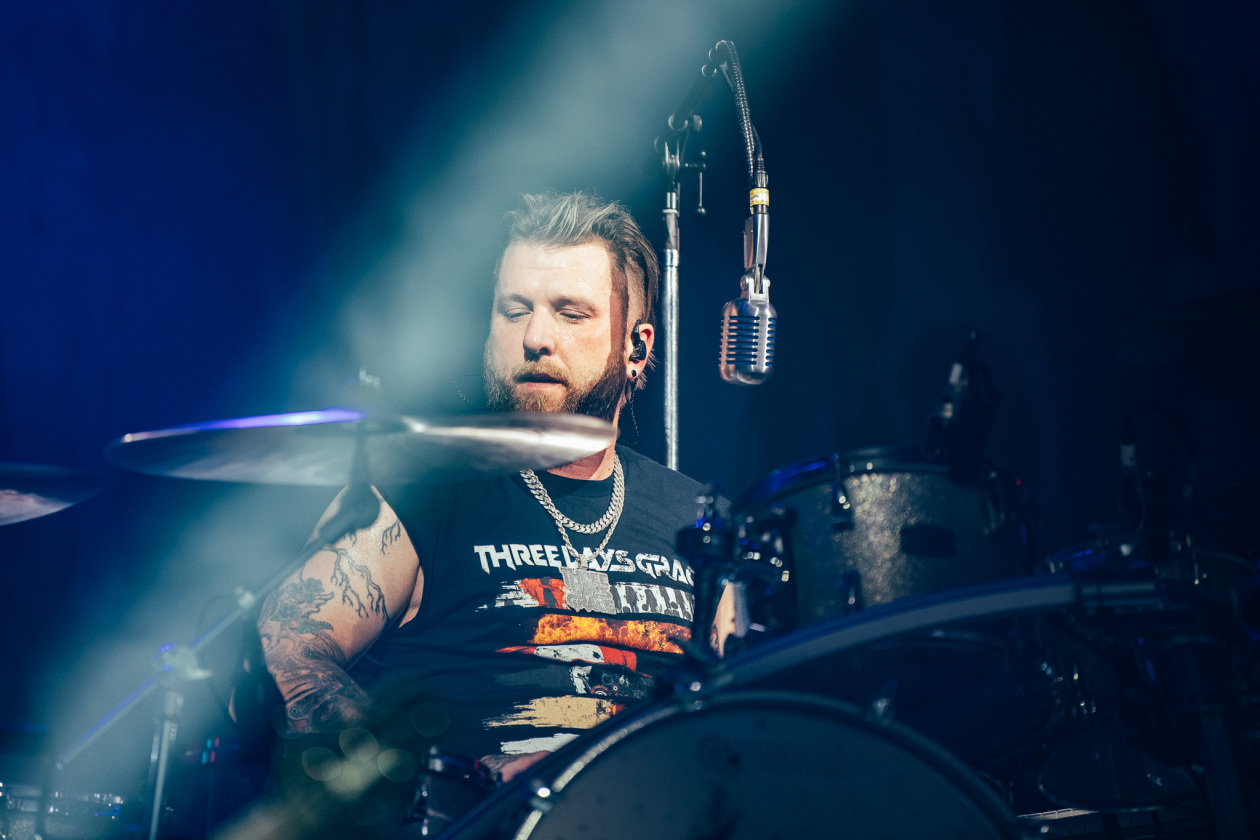 Three Days Grace – Die kanadischen Alternativerock/Metal-Pioniere vor proppenvollem Haus. – Neil Sanderson.