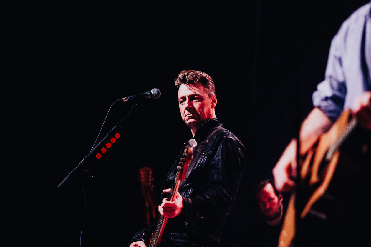 Nach acht Jahren erstmals wieder in Deutschland: Fran Healy, Gitarrist Andy Dunlop, Bassist Douglas Payne und Schlagzeuger Neil Primrose live in Berlin. – Travis live in Berlin: Douglas Payne