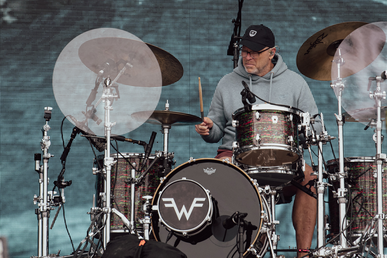 Umjubelter Flashback mit "Buddy Holly" oder "My Name Is Jonas". – Weezer im Park.