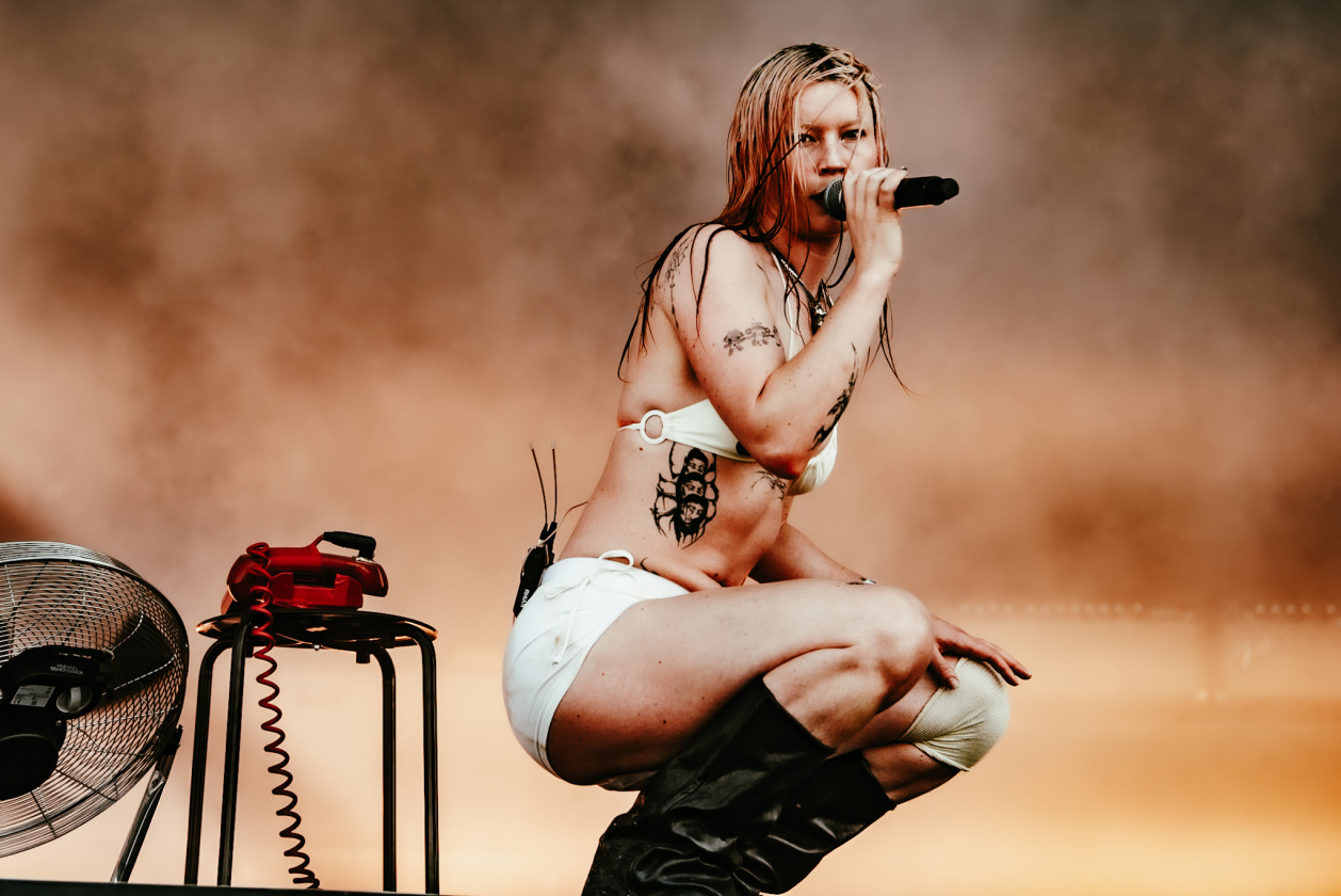 Die britische Band lieferte eine der coolsten Festivalperformances überhaupt. – Wet Leg.