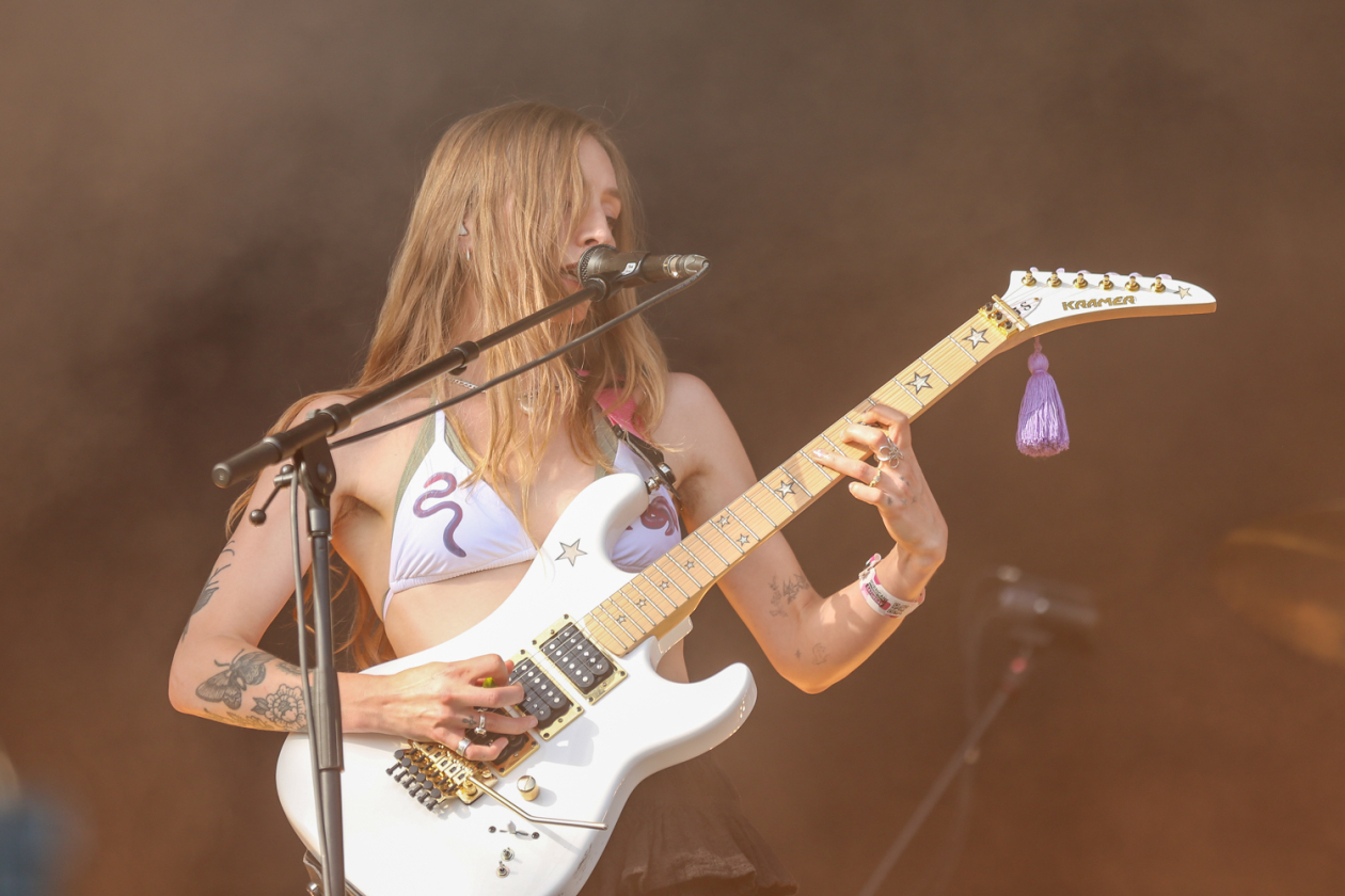 Die britische Band lieferte eine der coolsten Festivalperformances überhaupt. – Wet Leg.