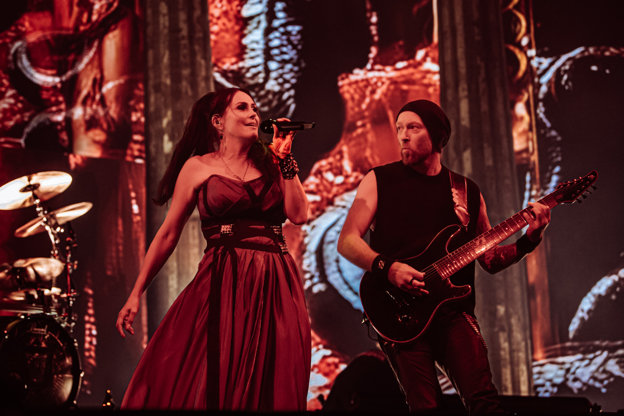 Sharon De Adel und Band betören das Publikum mit neuer Show. Sogar ein Gastauftritt des Openers Annisokay ist drin. – Within Temptation.