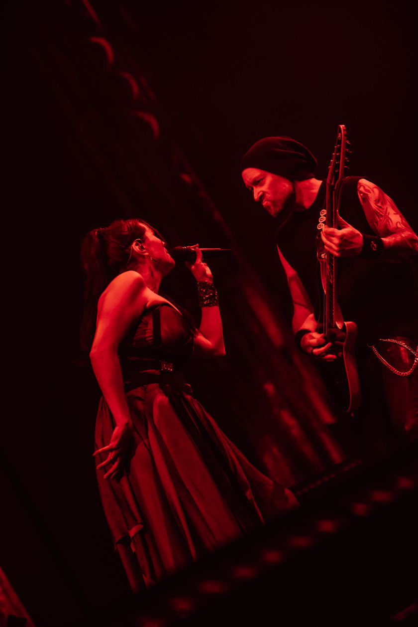 Sharon De Adel und Band betören das Publikum mit neuer Show. Sogar ein Gastauftritt des Openers Annisokay ist drin. – Within Temptation.