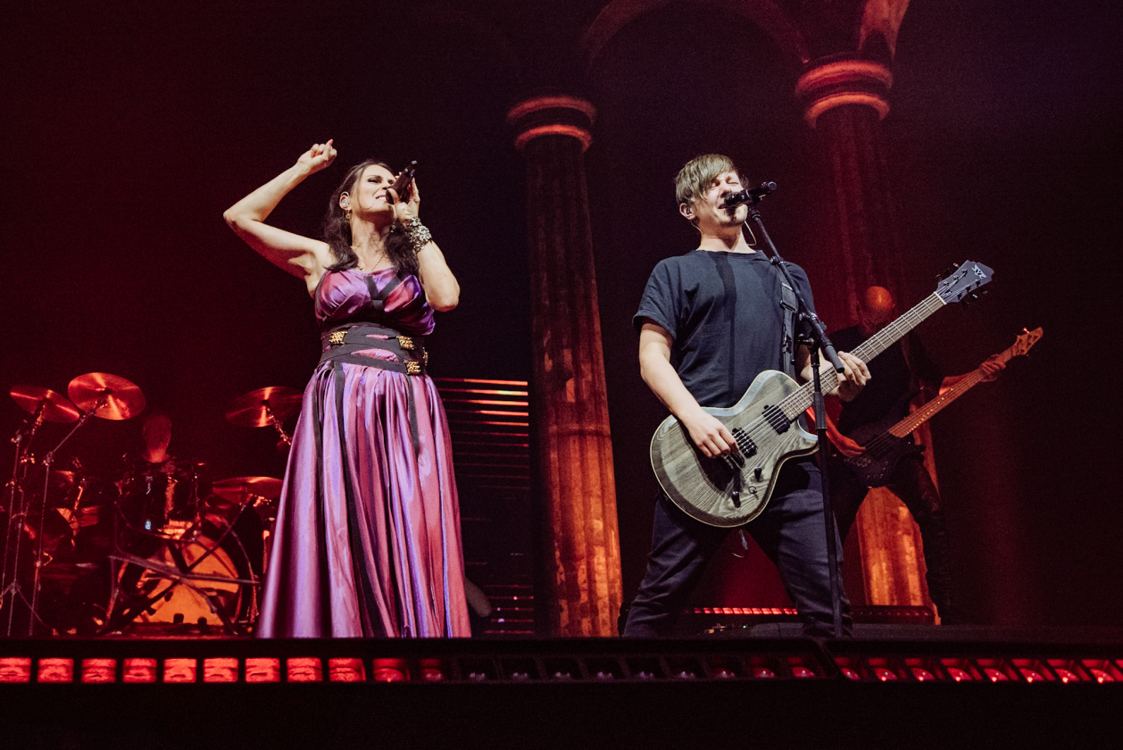 Sharon De Adel und Band betören das Publikum mit neuer Show. Sogar ein Gastauftritt des Openers Annisokay ist drin. – Within Temptation.