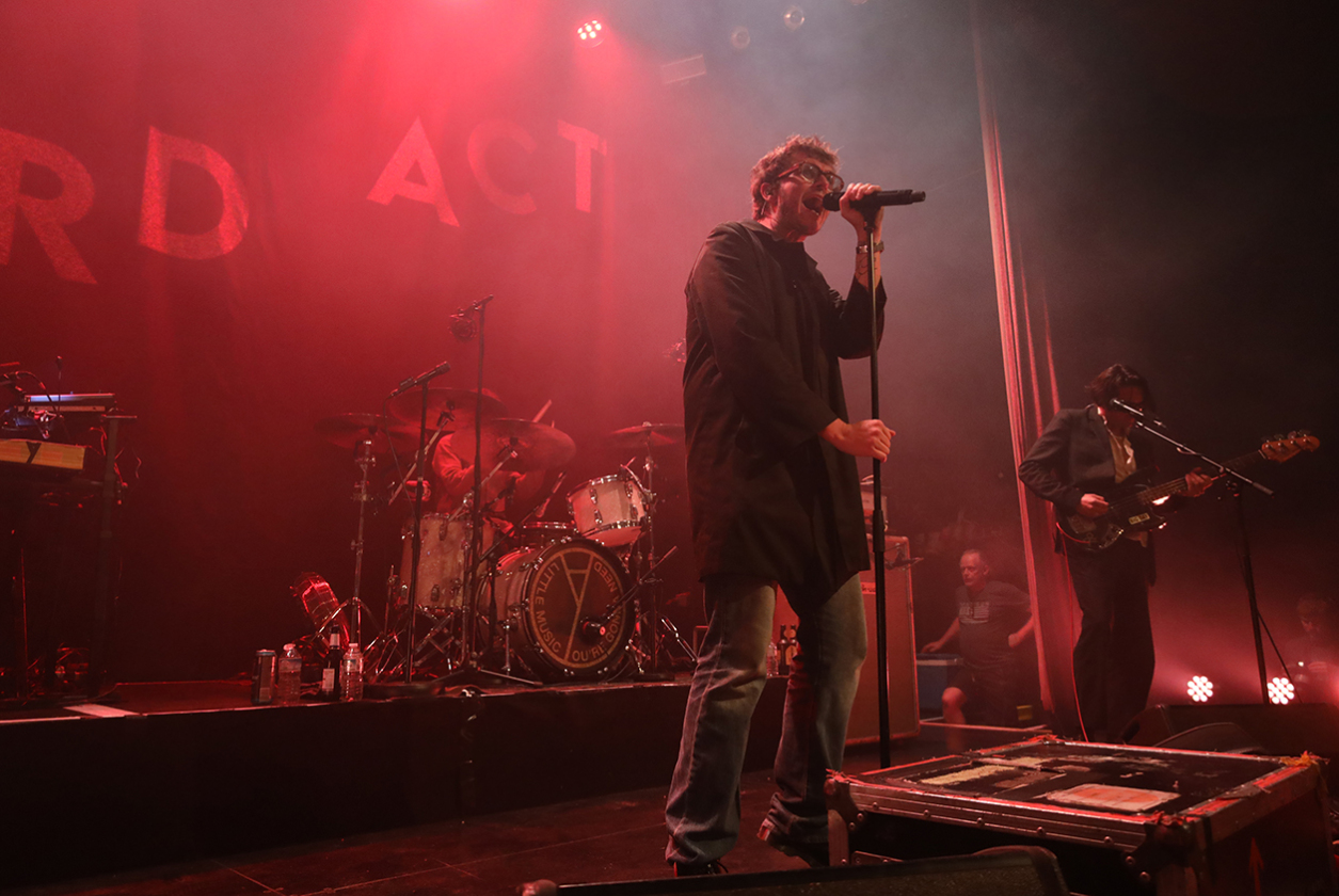 James Smith und Fans beigeistern ihr Publikum. – Yard Act.