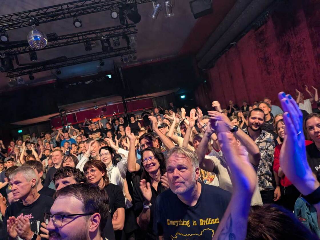 Yard Act – James Smith und Fans beigeistern ihr Publikum. – Fans.