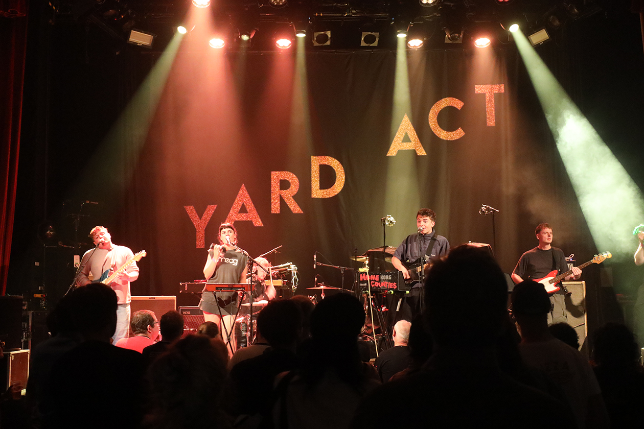 Yard Act – James Smith und Fans beigeistern ihr Publikum. – Home Counties.