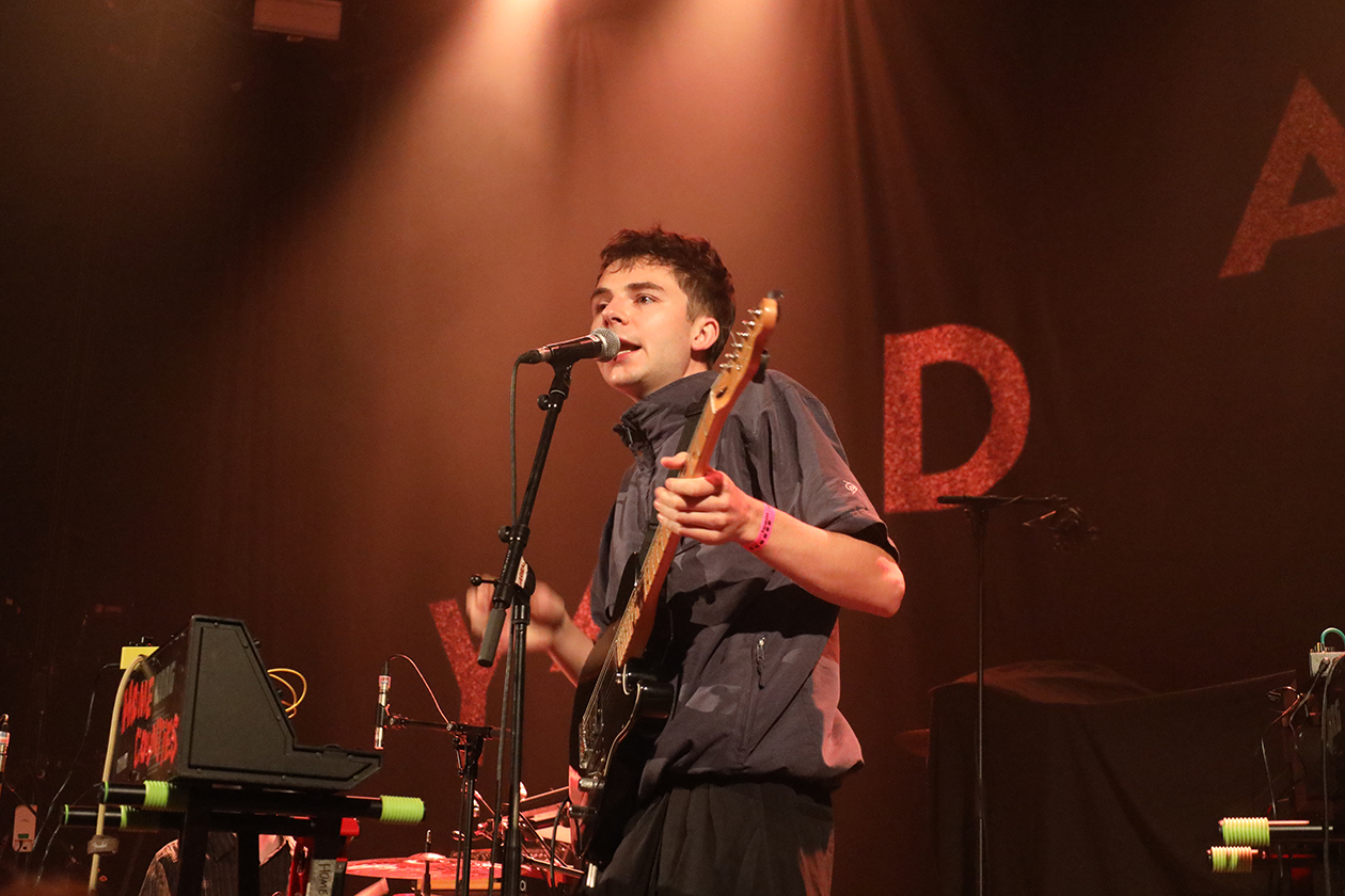 Yard Act – James Smith und Fans beigeistern ihr Publikum. – Home Counties.