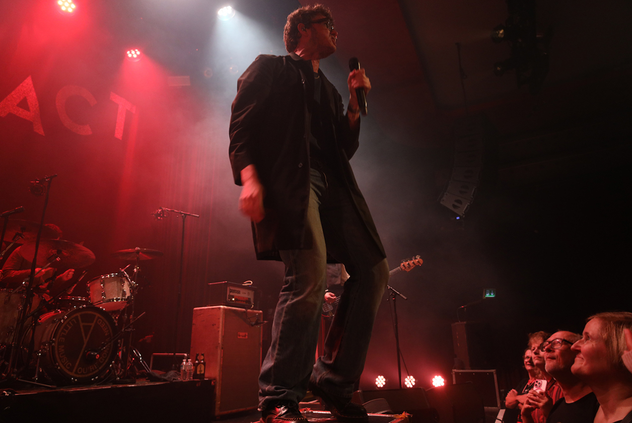 Yard Act – James Smith und Fans beigeistern ihr Publikum. – James Smith.