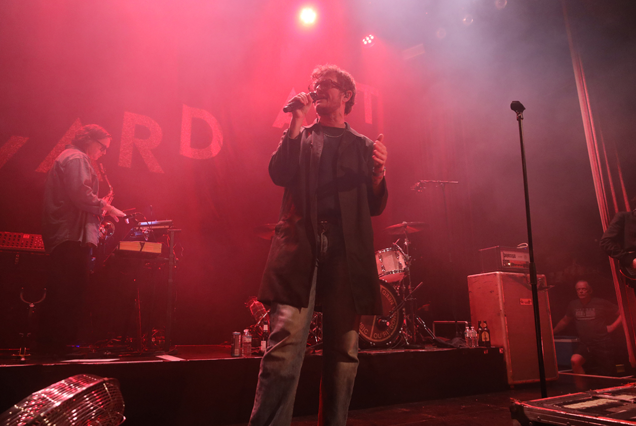 Yard Act – James Smith und Fans beigeistern ihr Publikum. – James Smith.