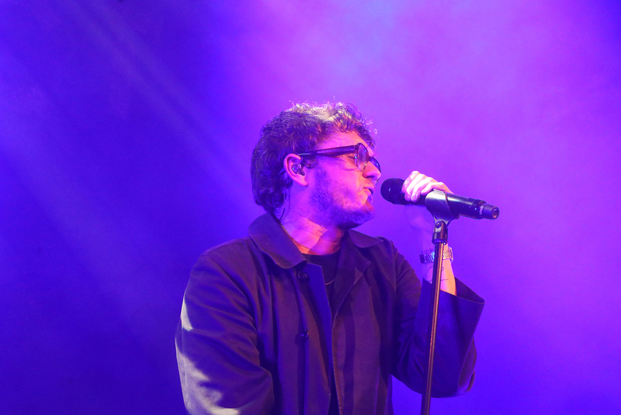 Yard Act – James Smith und Fans beigeistern ihr Publikum. – James Smith.