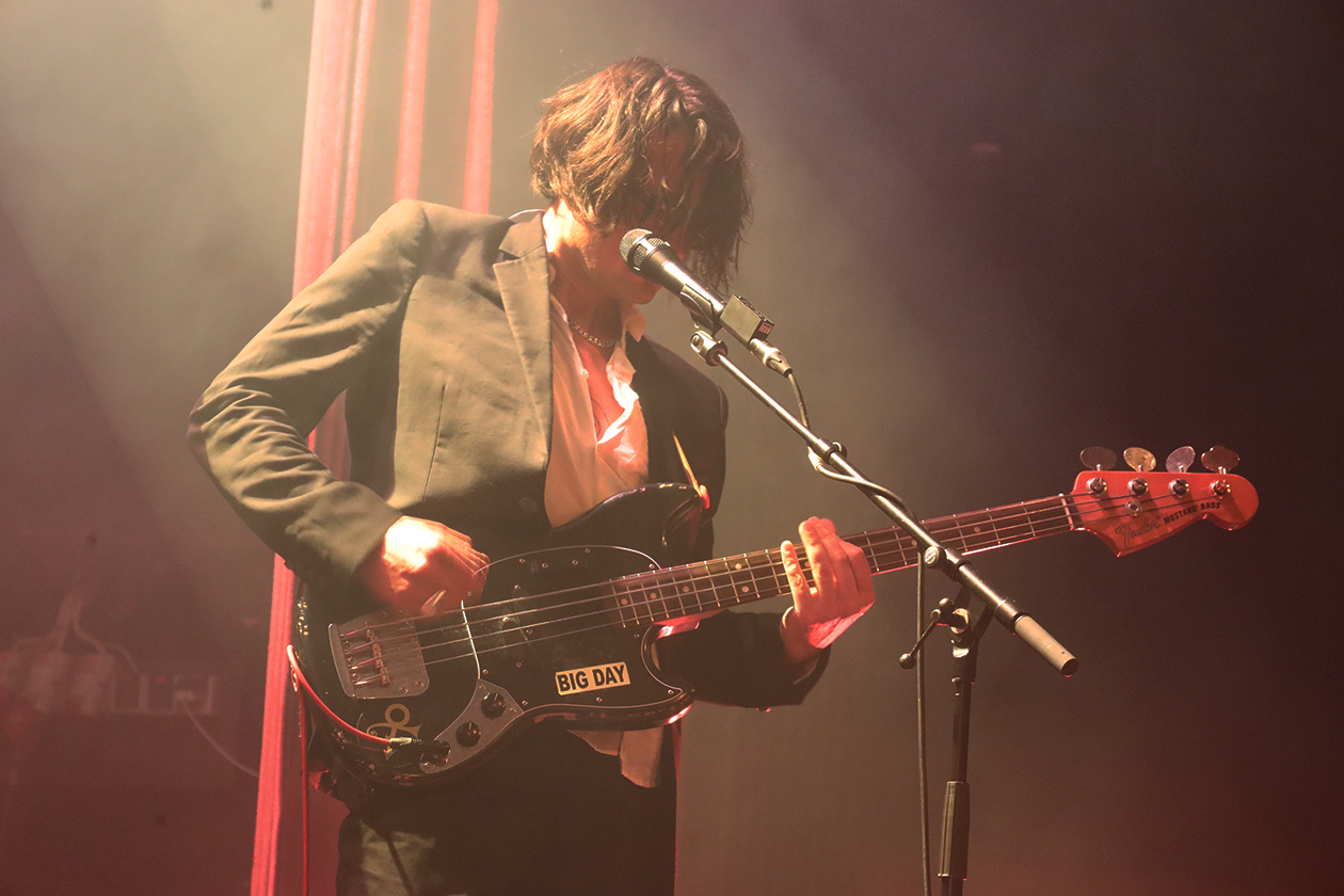 Yard Act – James Smith und Fans beigeistern ihr Publikum. – Ryan Needham.