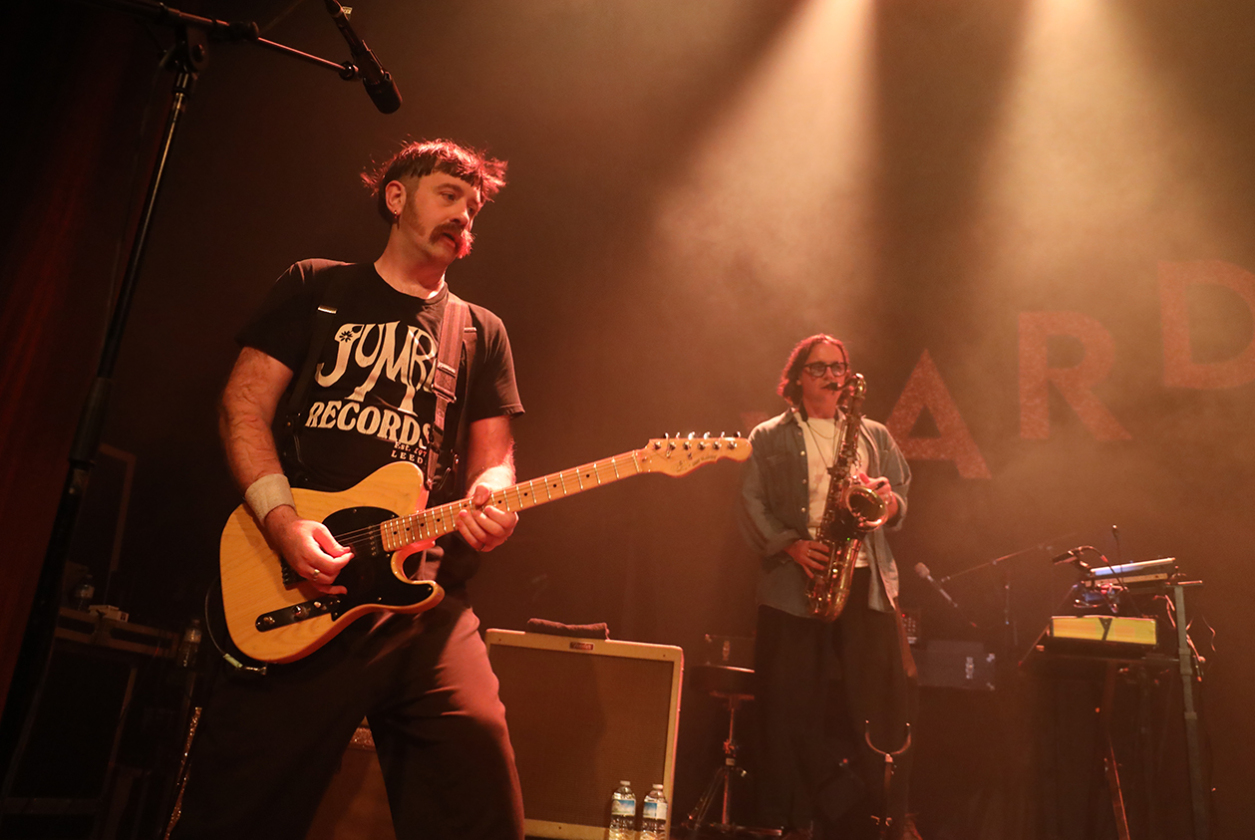 Yard Act – James Smith und Fans beigeistern ihr Publikum. – Sam Shipstone und Christopher Duffin.