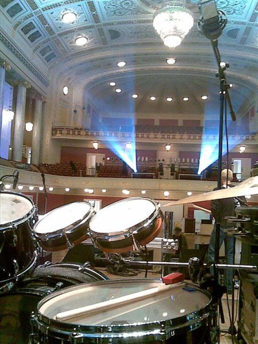 Zoot Woman – Ausgewählte Bilder des Sängers der englischen Elektropop-Helden für laut.de. – Beim Soundcheck im Konzerthaus Wien.