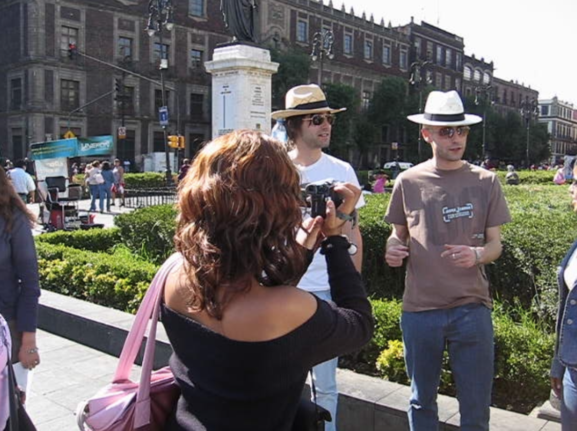 Zoot Woman – Ausgewählte Bilder des Sängers der englischen Elektropop-Helden für laut.de. – Als Touristen in Mexiko-City.