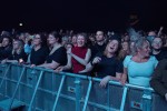 LCDs auf und über der Bühne: Die Österreicher begeistern ihre Fans mit einer spektakulären Show., Bilderbuch, Velodrom, 2024 | © laut.de (Fotograf: Chris Springer)