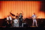 Genesis-Gitarrist Mike Rutherford und Kollegen auf "Looking Back - Living The Years 2025 Tour"., Berlin, Tempodrom, 2025 | © laut.de (Fotograf: Rainer Keuenhof)