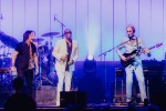Genesis-Gitarrist Mike Rutherford und Kollegen auf "Looking Back - Living The Years 2025 Tour"., Berlin, Tempodrom, 2025 | © laut.de (Fotograf: Rainer Keuenhof)