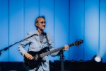 Genesis-Gitarrist Mike Rutherford und Kollegen auf "Looking Back - Living The Years 2025 Tour"., Berlin, Tempodrom, 2025 | © laut.de (Fotograf: Rainer Keuenhof)