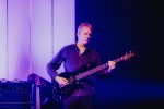 Genesis-Gitarrist Mike Rutherford und Kollegen auf "Looking Back - Living The Years 2025 Tour"., Berlin, Tempodrom, 2025 | © laut.de (Fotograf: Rainer Keuenhof)