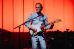 Genesis-Gitarrist Mike Rutherford und Kollegen auf "Looking Back - Living The Years 2025 Tour"., Berlin, Tempodrom, 2025 | © laut.de (Fotograf: Rainer Keuenhof)