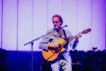 Genesis-Gitarrist Mike Rutherford und Kollegen auf "Looking Back - Living The Years 2025 Tour"., Berlin, Tempodrom, 2025 | © laut.de (Fotograf: Rainer Keuenhof)