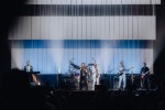 Genesis-Gitarrist Mike Rutherford und Kollegen auf "Looking Back - Living The Years 2025 Tour"., Berlin, Tempodrom, 2025 | © laut.de (Fotograf: Rainer Keuenhof)