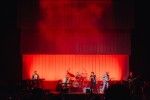 Genesis-Gitarrist Mike Rutherford und Kollegen auf "Looking Back - Living The Years 2025 Tour"., Berlin, Tempodrom, 2025 | © laut.de (Fotograf: Rainer Keuenhof)