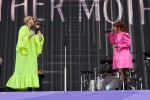 Benson Boone, Raye, Juli, Mother Mother etc. on stage., Berlin, Olympiapark/Olympiastadion, 2025 | © laut.de (Fotograf: Chris Springer)