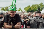 Regen und Kälte zum Festivalstart - aber alle sind parat: Wackööön!, Wacken, 2025 | © laut.de (Fotograf: Désirée Pezzetta)