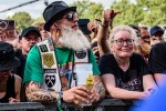 Regen und Kälte zum Festivalstart - aber alle sind parat: Wackööön!, Wacken, 2025 | © laut.de (Fotograf: Désirée Pezzetta)