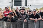 Regen und Kälte zum Festivalstart - aber alle sind parat: Wackööön!, Wacken, 2025 | © laut.de (Fotograf: Désirée Pezzetta)