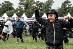 Regen und Kälte zum Festivalstart - aber alle sind parat: Wackööön läuft!, Wacken, 2025 | © laut.de (Fotograf: Désirée Pezzetta)